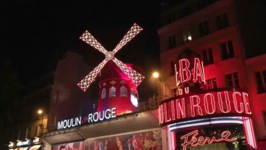 Celebrul cabaret parizian Moulin Rouge recuperează "aripile" în aprilie