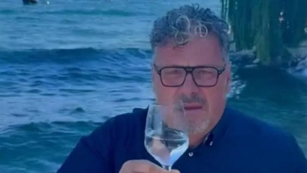 Primarul din Brenzone sul Garda bea apă din Lacul Garda pentru a demonstra că nu este contaminată