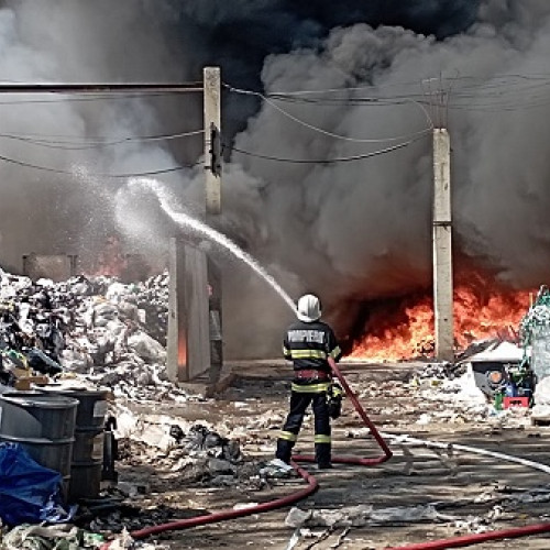 Incendiu la o hală de deșeuri de carton și hârtie