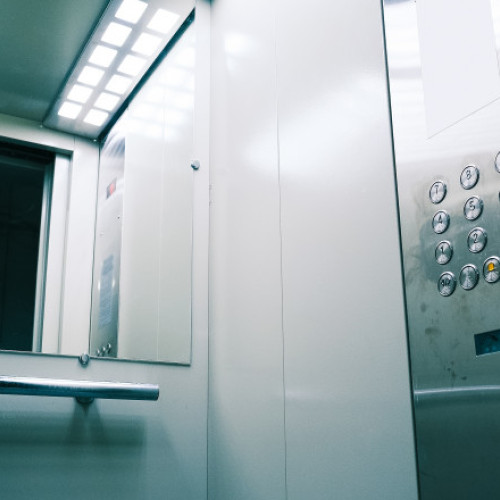 Bărbat blocat timp de 42 de ore într-un lift de spital din Kerala