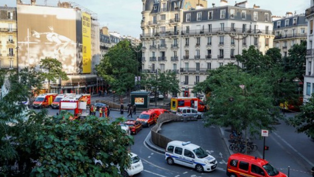 O mașină a intrat pe terasa unei cafenele din Paris, rănind grav mai multe persoane