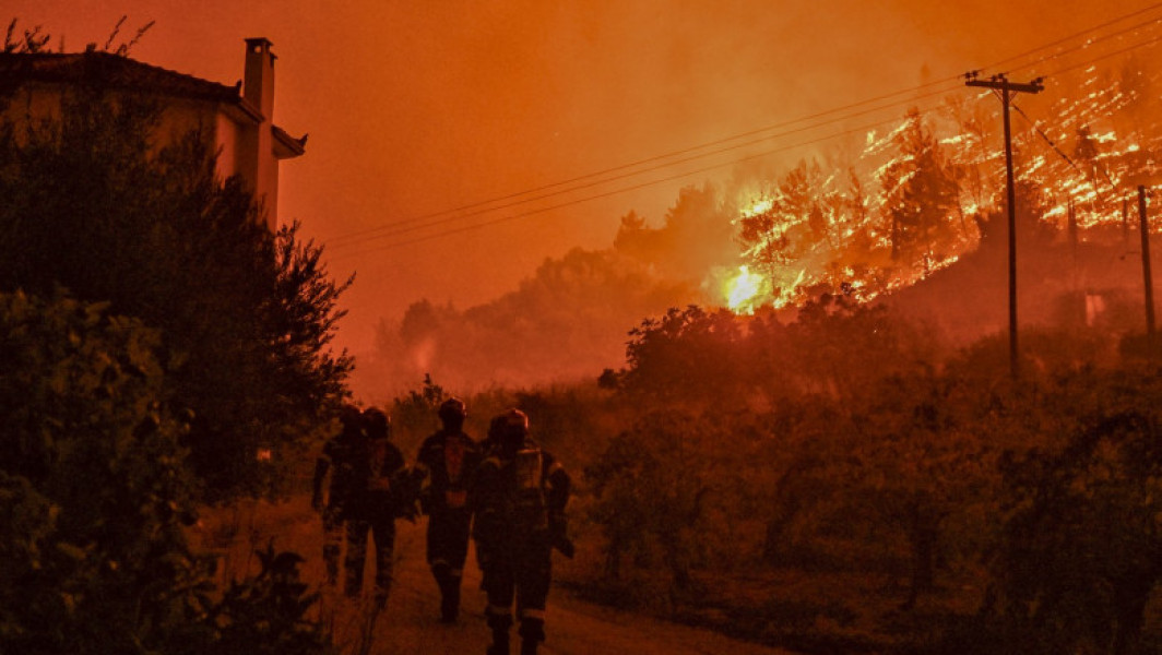 Incendiu devastator în apropierea orașului Corint: doi morți și evacuări în masă