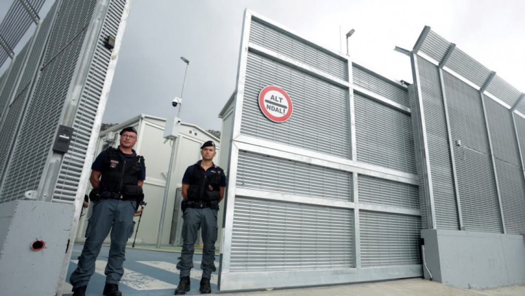 Italia trimite migranți în Albania pentru procesarea cererilor de azil