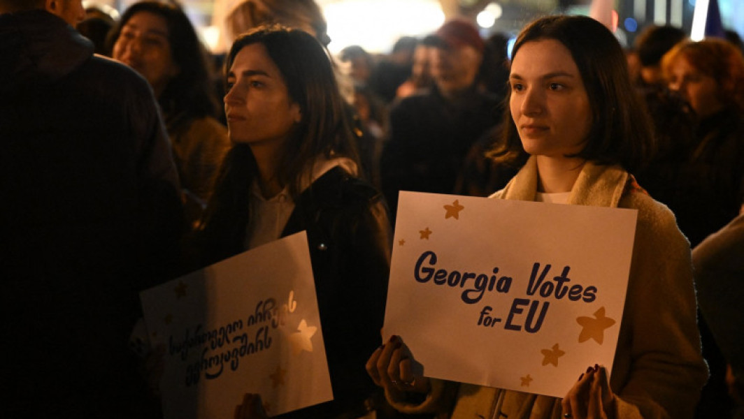 Mii de oameni protestează în Tbilisi înaintea alegerilor legislative din Georgia