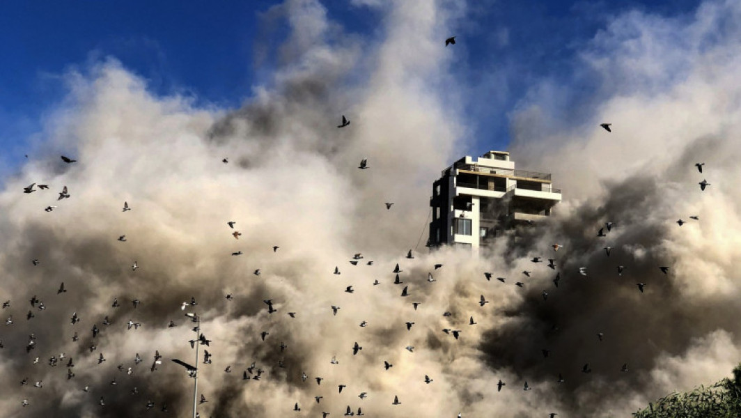 O clădire de 11 etaje s-a prăbușit în Beirut după un atac aerian israelian