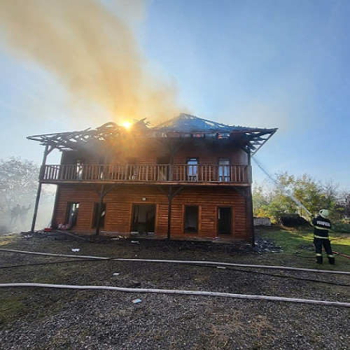 Incendiu la o cabană din localitatea Trip, intervenție a pompierilor din Satu Mare