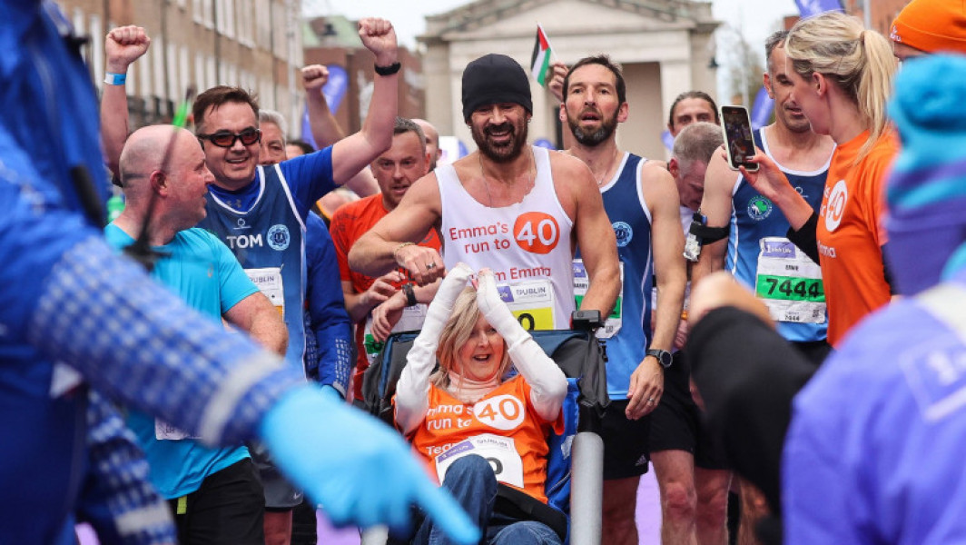 Colin Farrell a alergat ultimii 4 kilometri ai Maratonului Dublin împingând-o pe prietena sa în scaun cu rotile