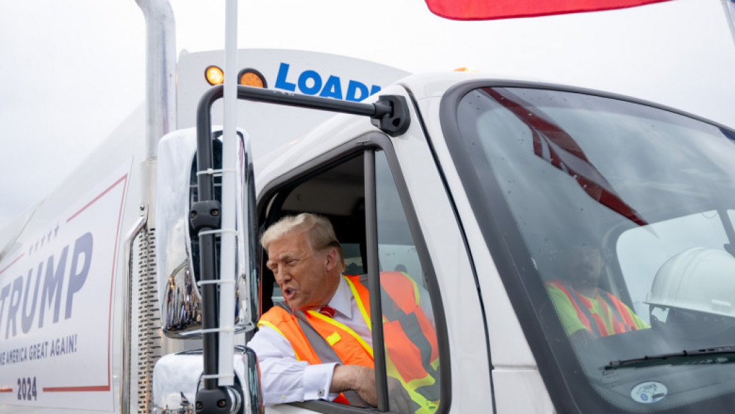 Donald Trump aduce un camion de gunoi la mitingul electoral din Wisconsin