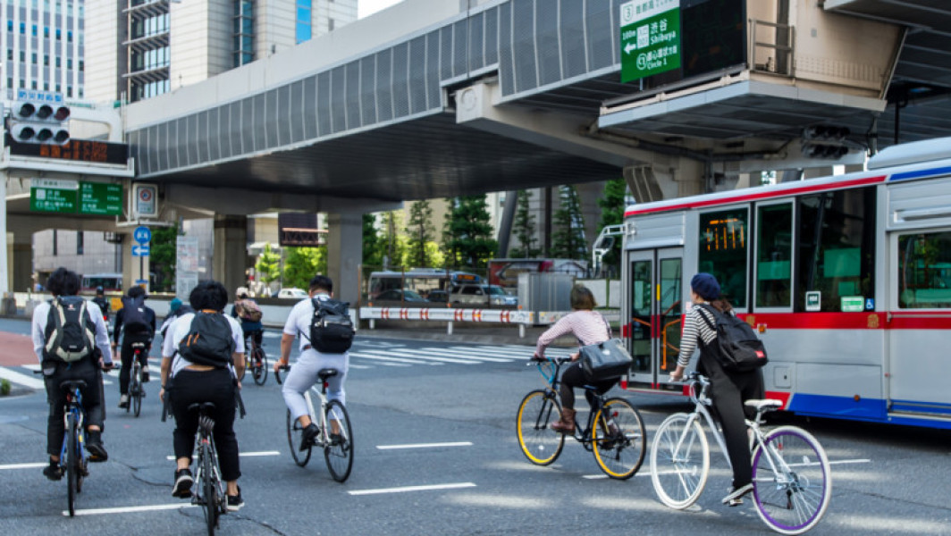 Bicicliștii care folosesc telefoanele mobile sau sunt băuți pe bicicletă, riscă până la șase luni de închisoare în Japonia