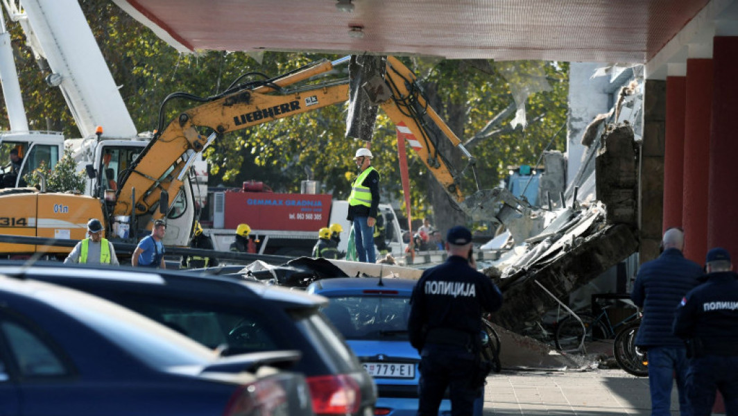 Prăbușirea acoperișului unui garaj din Novi Sad duce la moartea a opt persoane