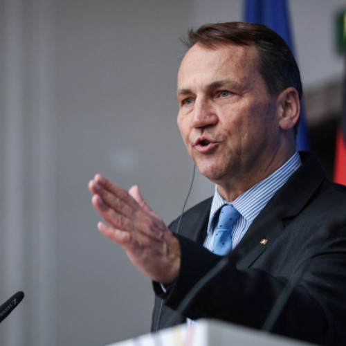 Radoslaw Sikorski respinge criticile Ucrainei privind livrările de avioane de vânătoare