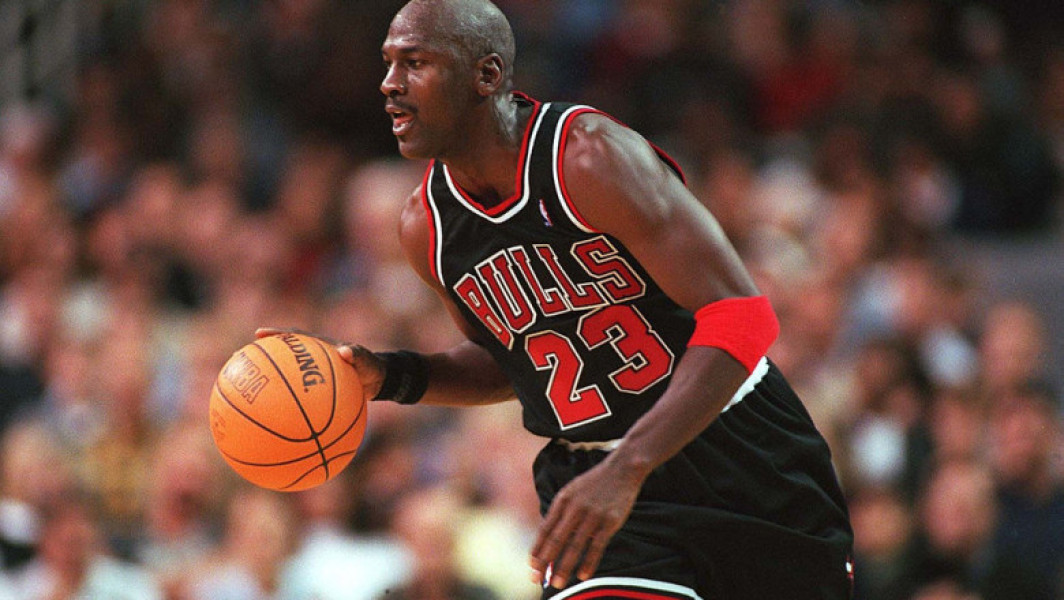 Un maiou purtat de Michael Jordan, vândut pentru 4,7 milioane de dolari