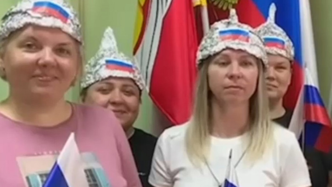 Farsele cu palarii din staniol, un eveniment patriotic inedit in Rusia