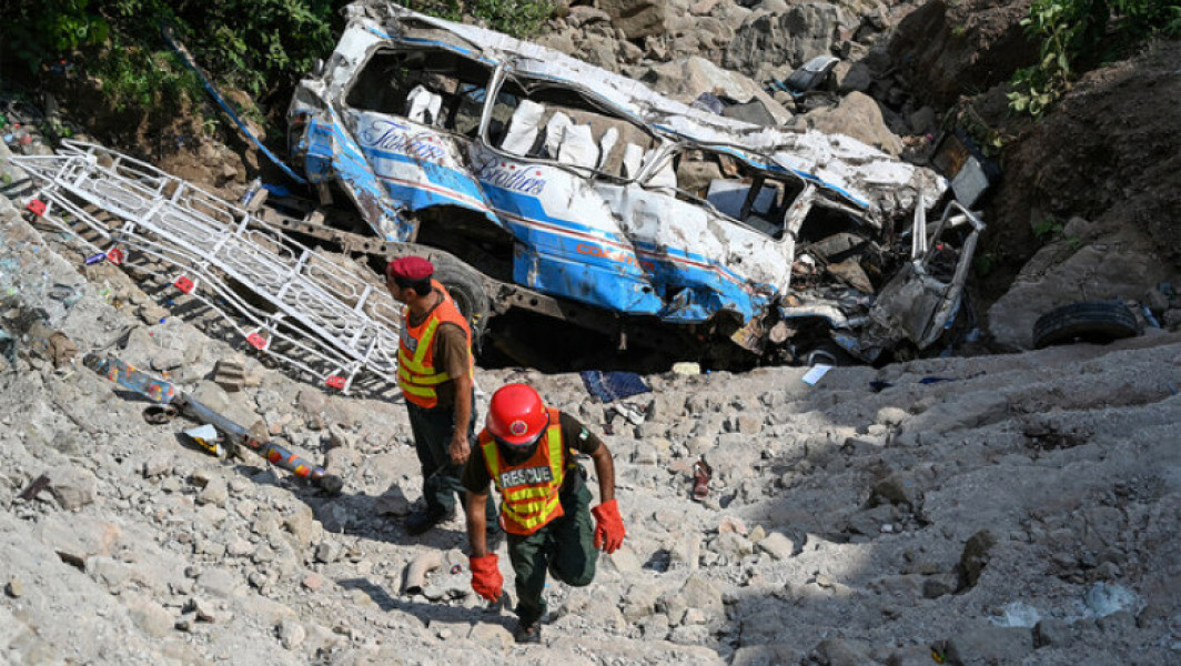 Accident tragic în Pakistan: 14 morți după ce un autocar a căzut într-un râu