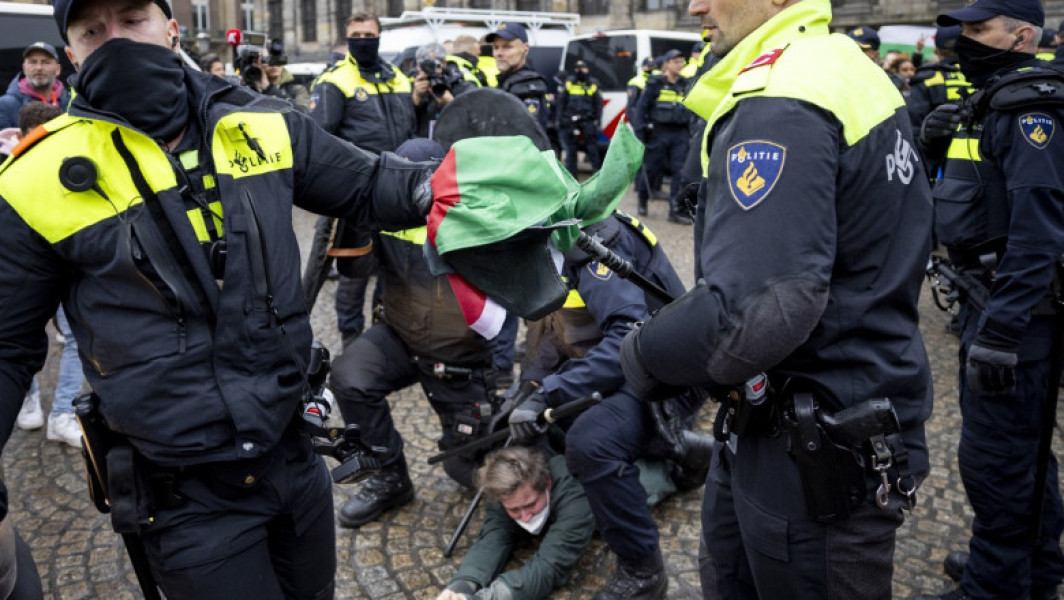Tensiuni continue și manifestații violente în Amsterdam