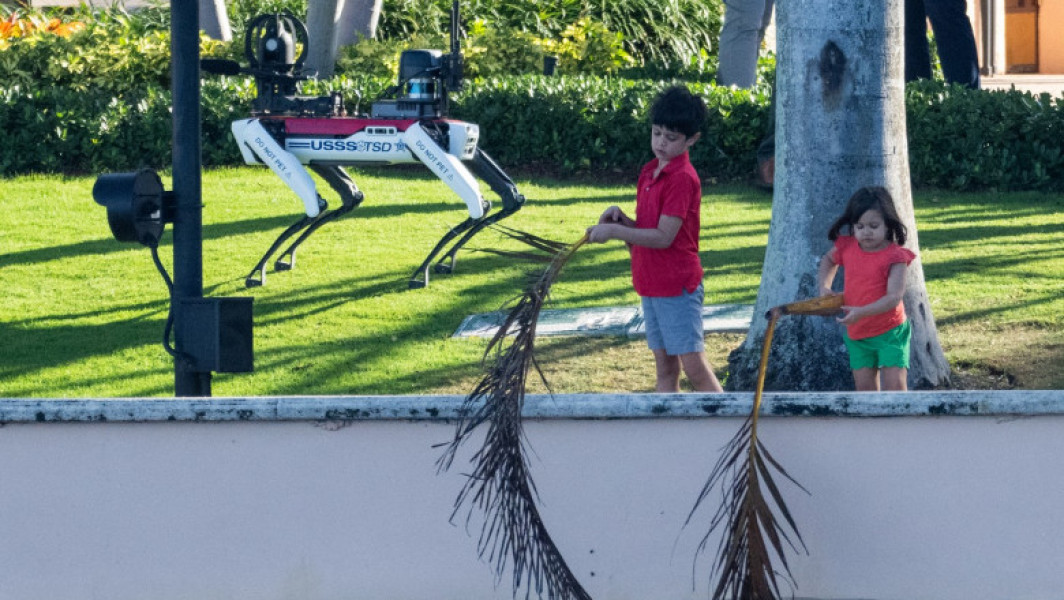 Un câine robot, “Spot”, patrulează resortul Mar-a-Lago al lui Trump