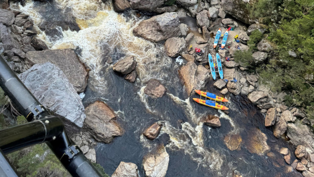 Salvatorii au amputat piciorul unui caiacist blocat într-o crevasă în Tasmania