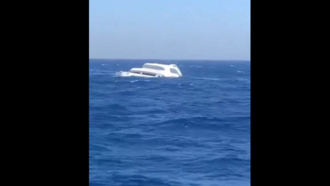 O ambarcațiune turistică s-a scufundat în Marea Roșie, 28 de persoane salvate