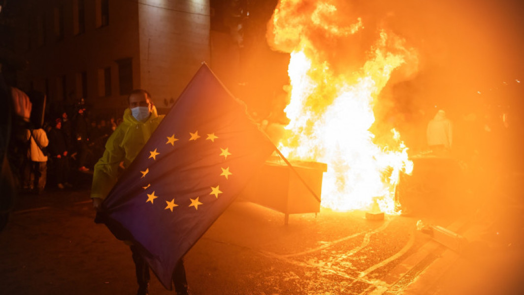 Proteste masive în Georgia după anunțul privind suspendarea negocierilor de aderare la UE