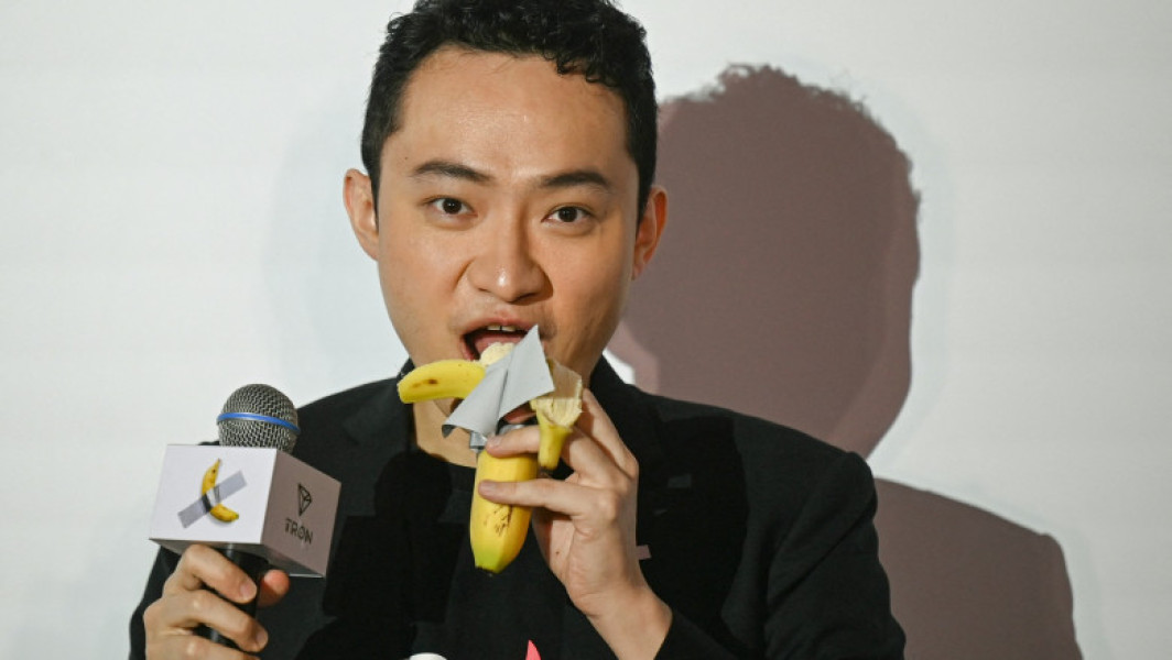 Justin Sun, antreprenorul de criptomonede, mănâncă banana de 6,2 milioane de dolari