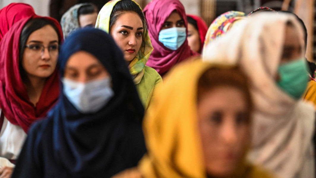 Femeile din Afganistan nu mai pot studia la școlile de asistență medicală și moase