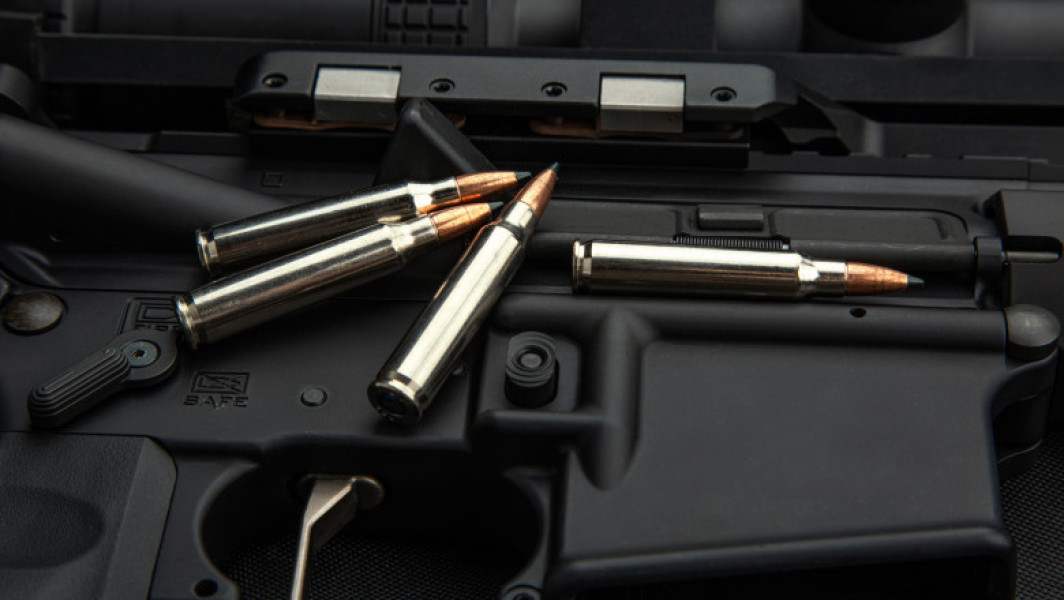 Canada interzice 324 de modele de arme de asalt pentru a le trimite în Ucraina