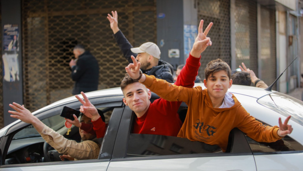Video Imagini din interiorul palatului prezidențial din Damasc. Rebelii și-au făcut selfie sau au plecat acasă cu piese de mobilier