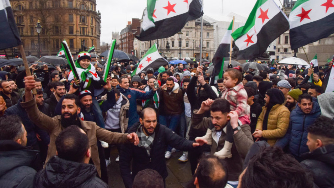 Oameni de toate vârstele sărbătoresc căderea lui Assad la Damasc și în Europa