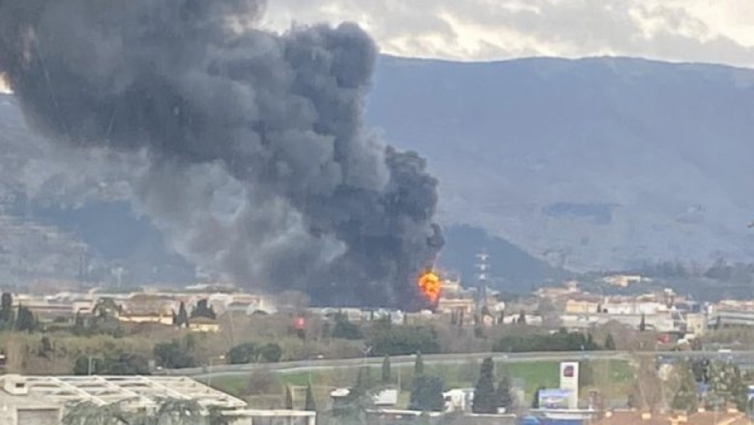 Incendiu devastator la un depozit de carburant lângă Florența: Doi morți și trei dispăruți