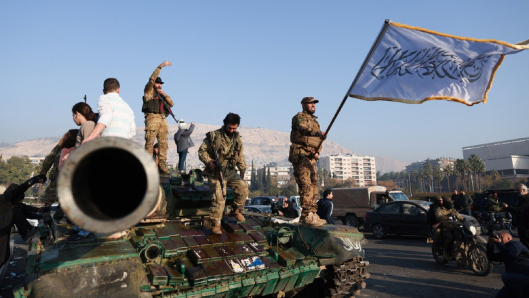 Rebelii din Siria cuceresc capitala, provocând căderea regimului Assad