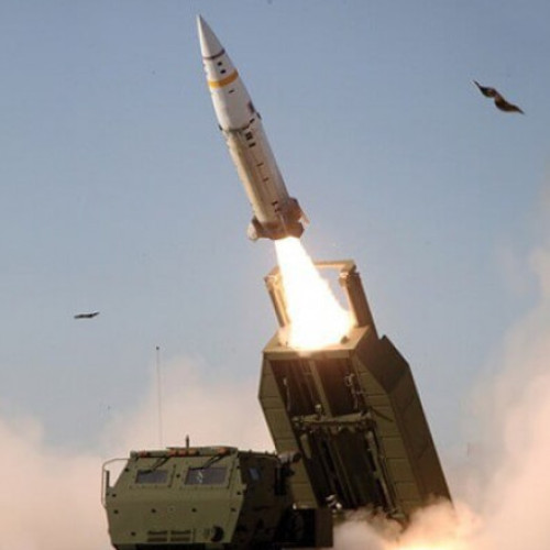 Ucraina atacă un aerodrom militar în Rusia, iar Moscova amenință cu represalii
