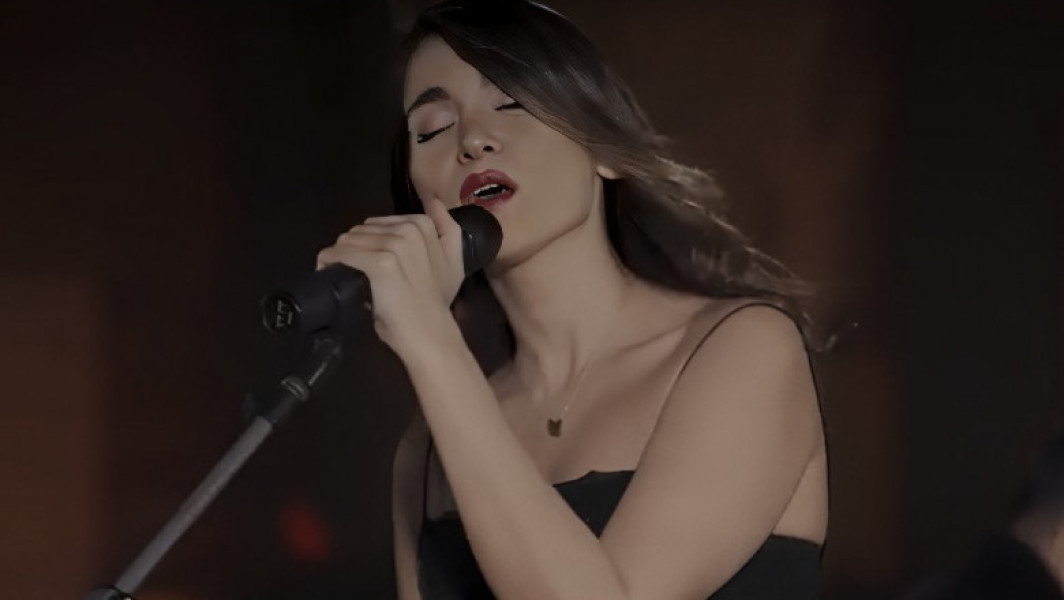 O cântăreață iraniană provoacă controverse cu un concert online fără hijab