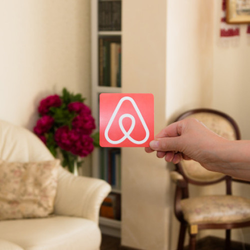 Airbnb implementează tehnologie antipetrecere pentru a preveni evenimente neautorizate de Anul Nou