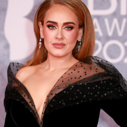Judecător din Brazilia ordonă retragerea melodiei &quot;Million Years Ago&quot; a lui Adele, acuzată de plagiat