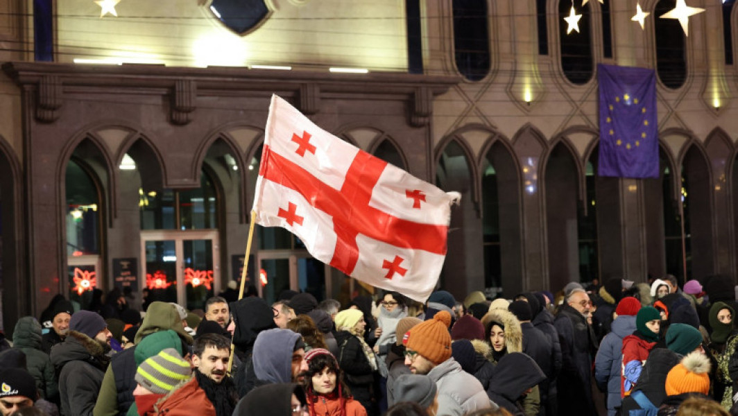 Mii de georgieni protestează împotriva guvernului