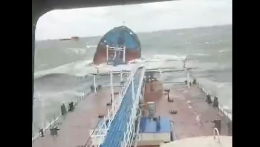 Dezastru ecologic în Marea Neagră după scufundarea a două petroliere în Krasnodar