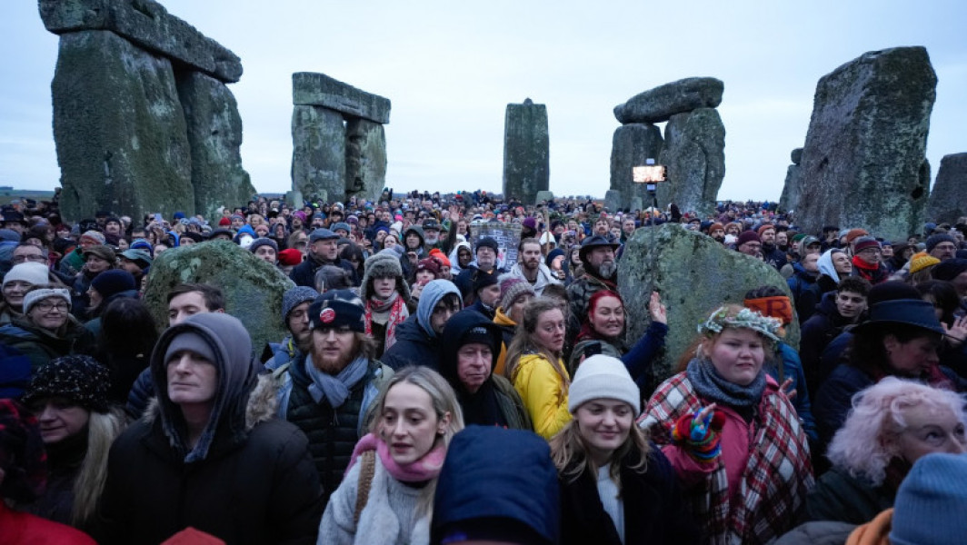 Mii de oameni se adună la Stonehenge pentru a celebra solstițiul de iarnă