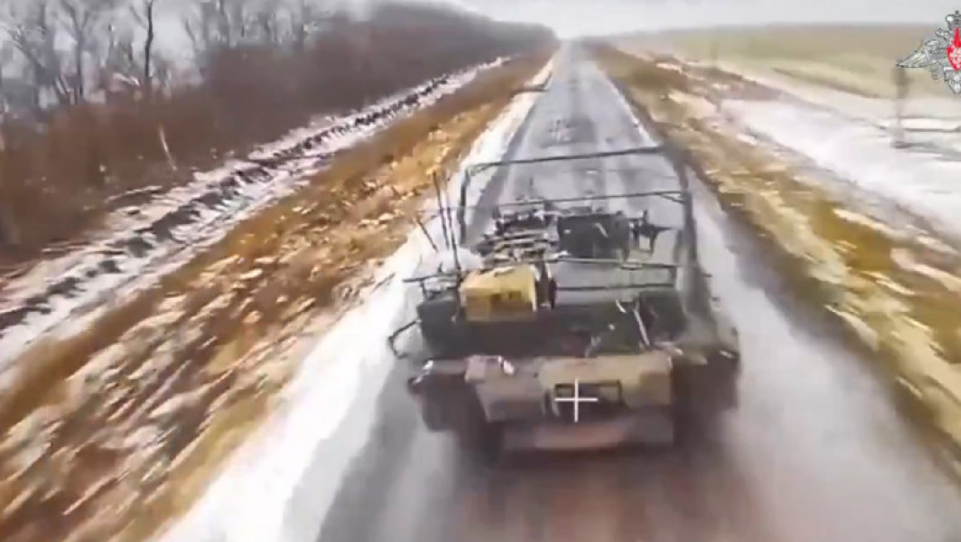 Tancul Abrams ucrainean supraviețuiește atacurilor cu drone FPV