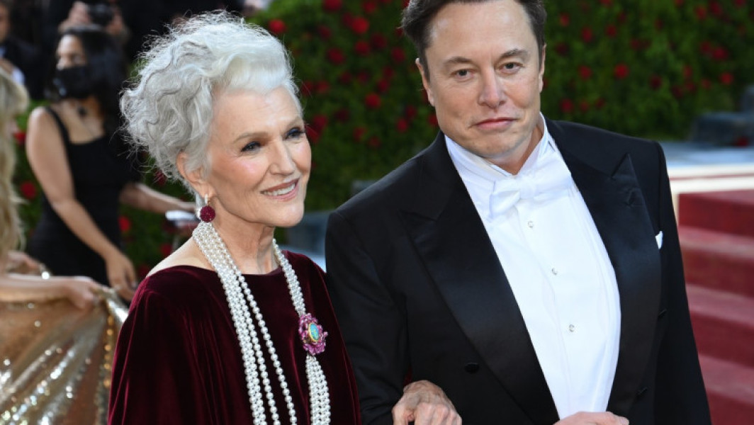 Maye Musk, figura fetis în China, inspiră cu povestea sa de viață