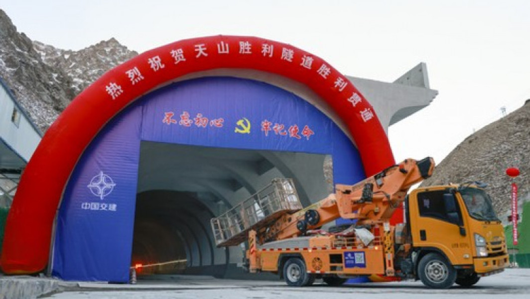 China finalizează cel mai lung tunel de autostradă din lume