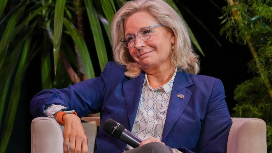 Joe Biden o decorează pe Liz Cheney, critic al lui Donald Trump