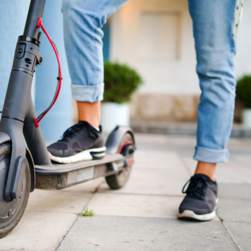 Barcelona impune amenzi pentru utilizarea trotinetelor electrice pe trotuar