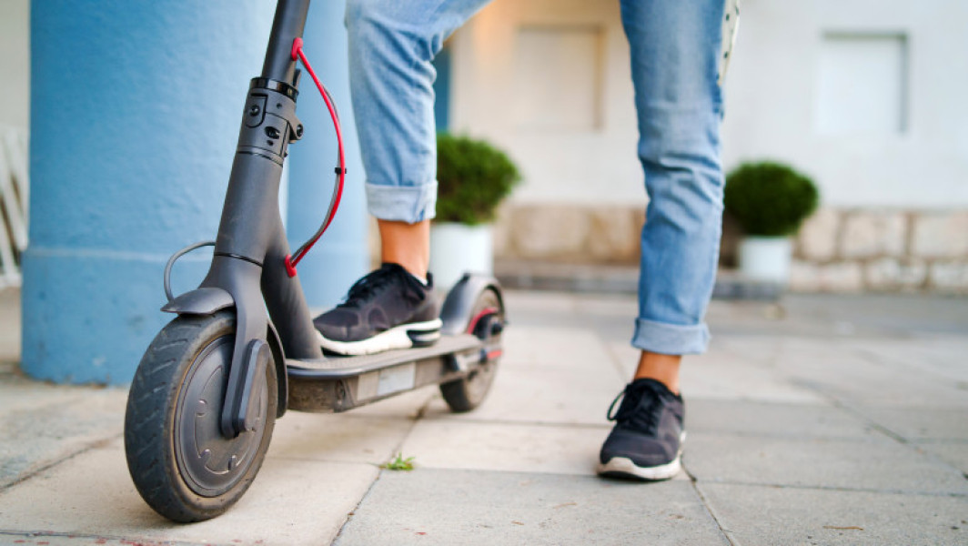 Barcelona impune amenzi pentru utilizarea trotinetelor electrice pe trotuar