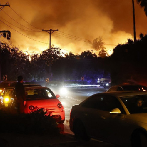 Incendiu devastator în Pacific Palisades, Los Angeles, provoacă evacuări masive