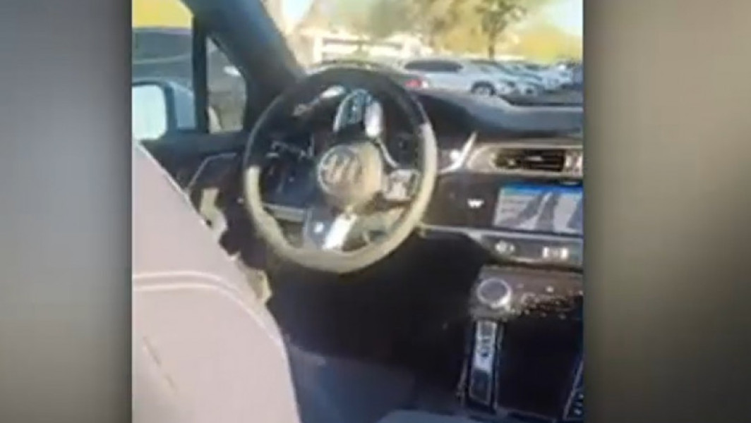 Un bărbat din SUA a rămas blocat într-un taxi autonom în drum spre aeroport