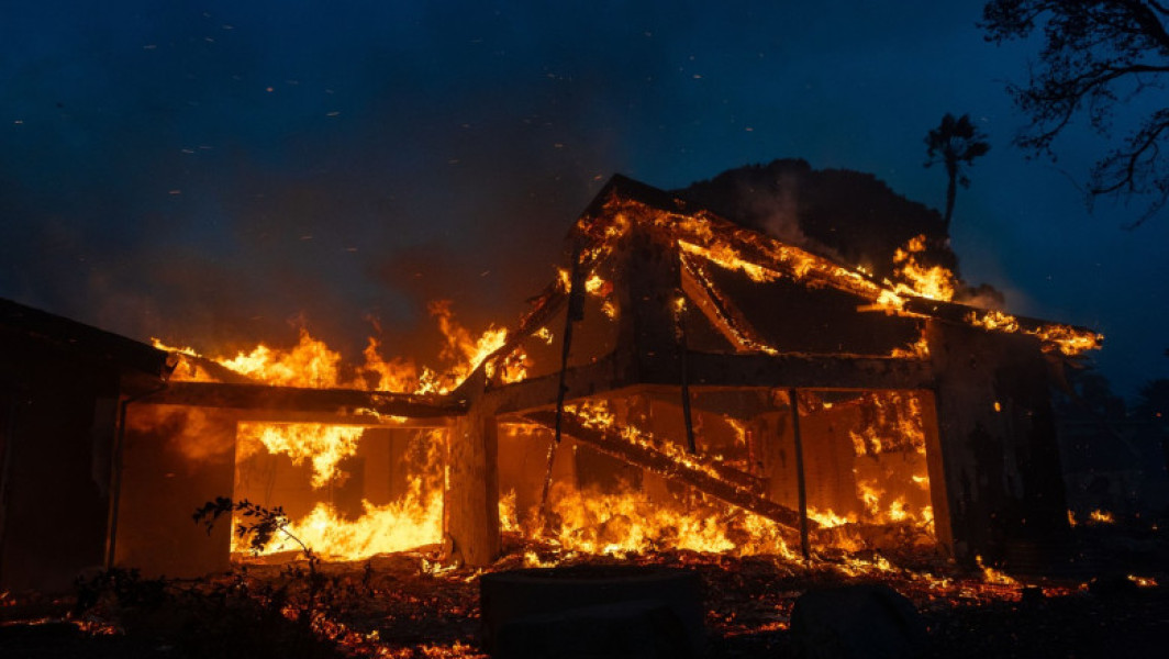 Haos la periferia Los Angelesului din cauza incendiilor devastatoare