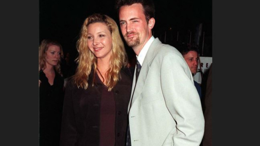Lisa Kudrow vorbește despre un bilet de la Matthew Perry găsit într-un borcan de biscuiți