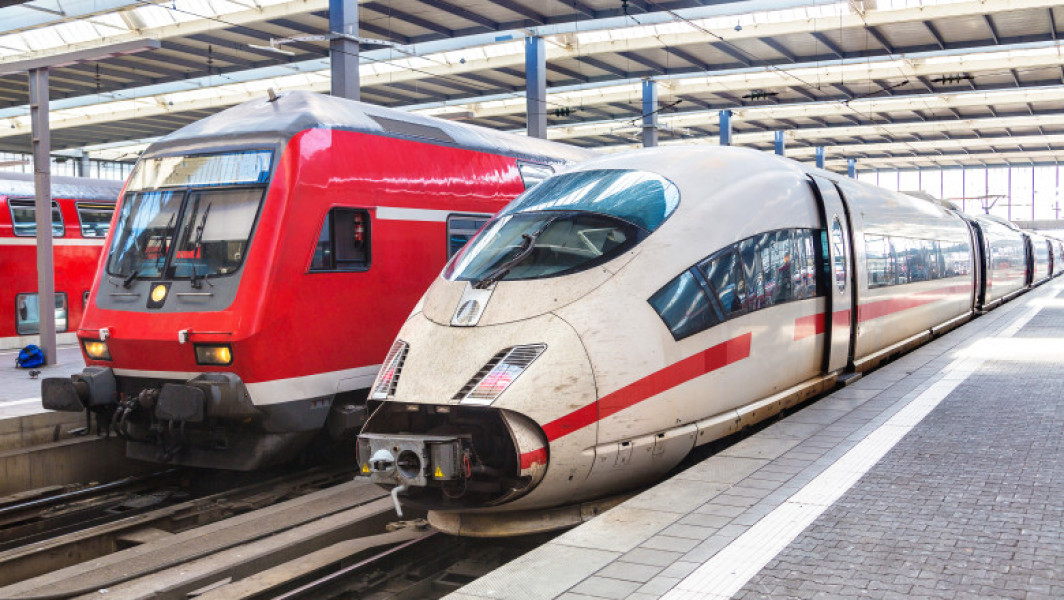 Un bărbat a supraviețuit miraculos agățat de un tren de mare viteză în Germania