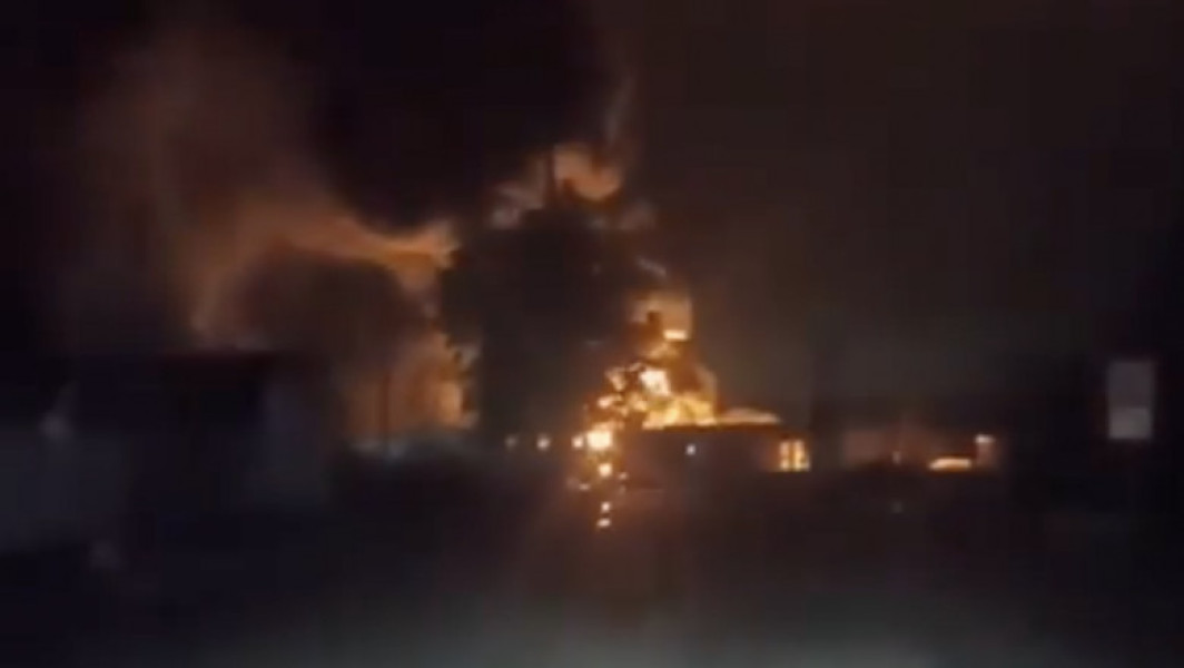 Atac cu drone ucrainene provoacă incendiu într-un sit industrial din Liudinovo