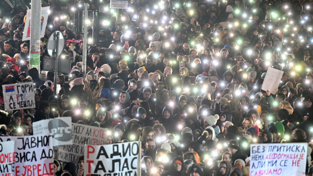Zeci de mii de protestatari în Belgrad, în memoria victimelor tragediei de la gara Novi Sad